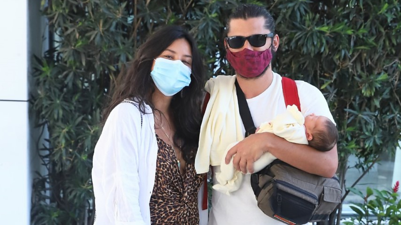 Yanna Lavigne e Bruno Gissoni deixam a maternidade com a filha, Amélia