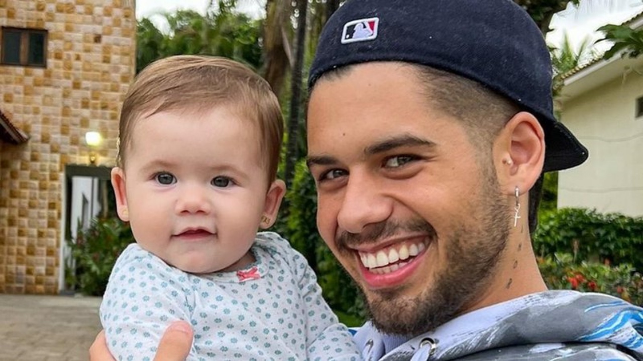 Zé Felipe compartilha clique fofíssimo da filha, Maria Alice, usando óculos de sol: ”Papai ama demais”