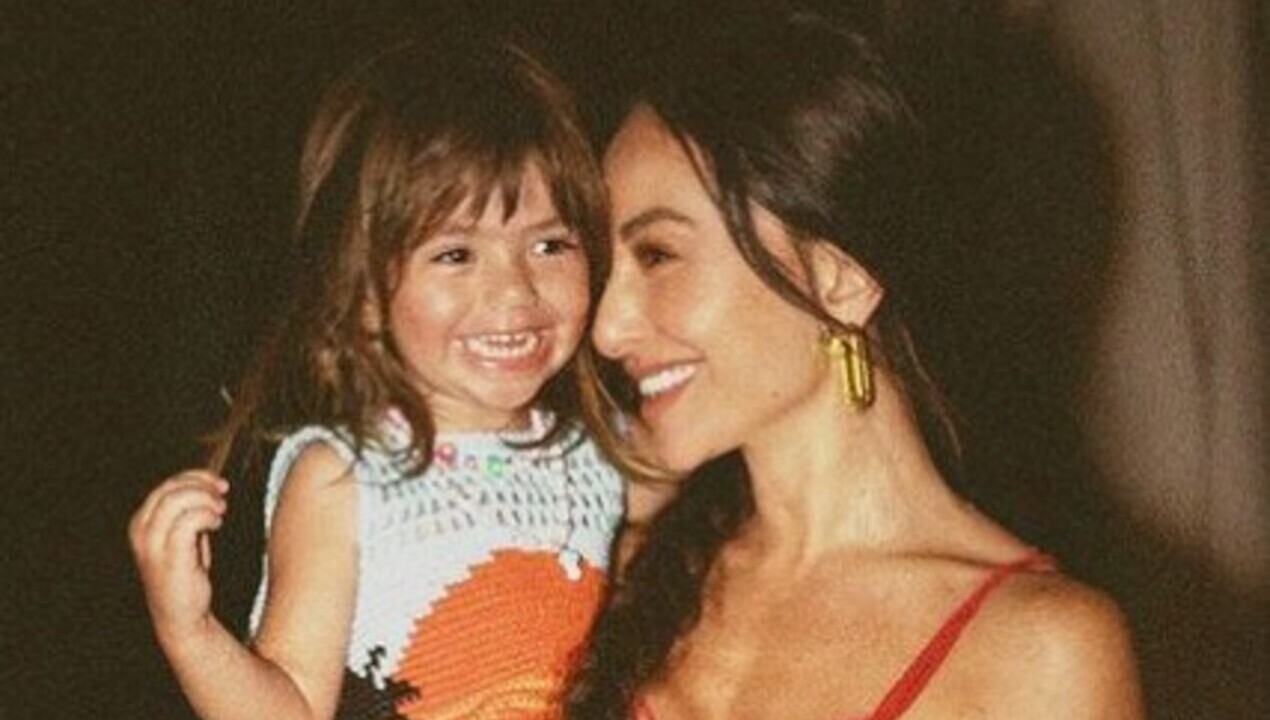 Filha de Sabrina Sato, Zoe aparece fantasiada de bombeira no Instagram da mãe: “um encanto”