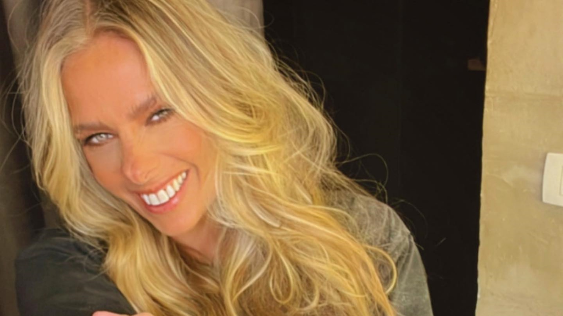 Adriane Galisteu posta clique raro ao lado da mãe e presta homenagem de aniversário: “Mulher da minha vida”