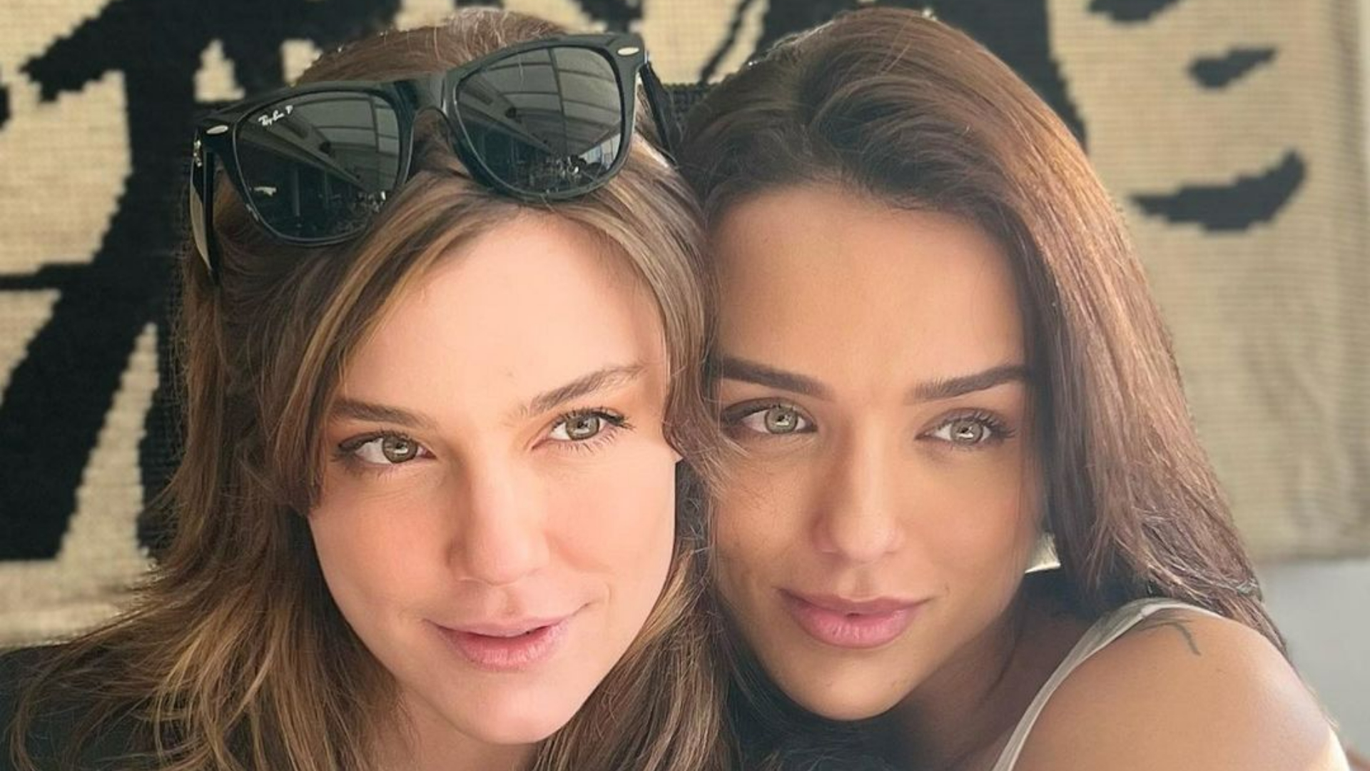 Pouco antes de estrearem série juntas, Alice Wegmann e Rafa Kalimann surgem coladinhas em fotos arrasadoras