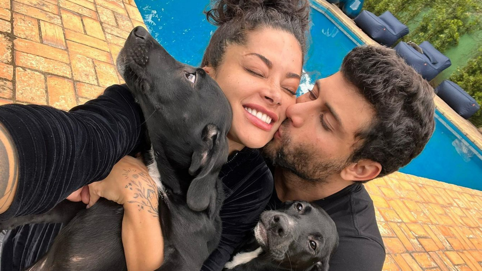 Aline Campos surge coladinha com Jesus Luz e seus pets em cliques encantadores