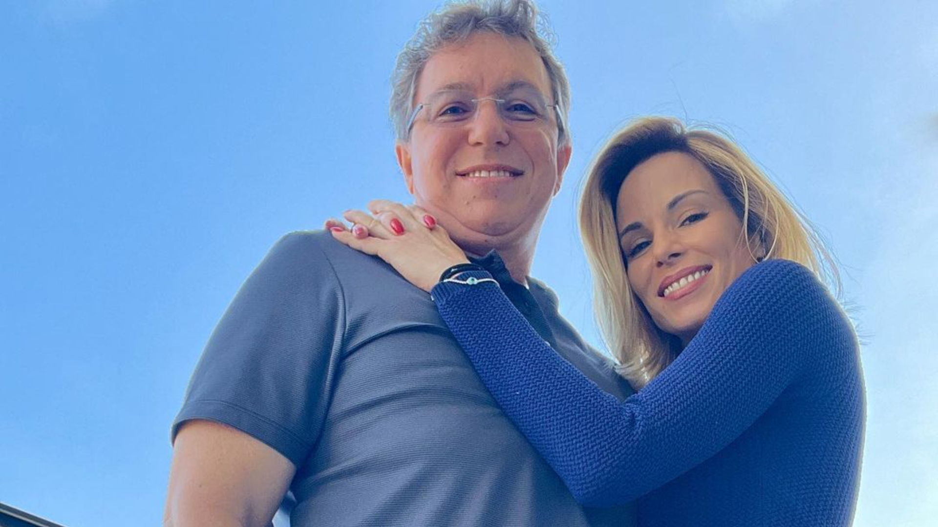 Ana Furtado e Boninho surgem juntinhos em selfies descontraídas no elevador