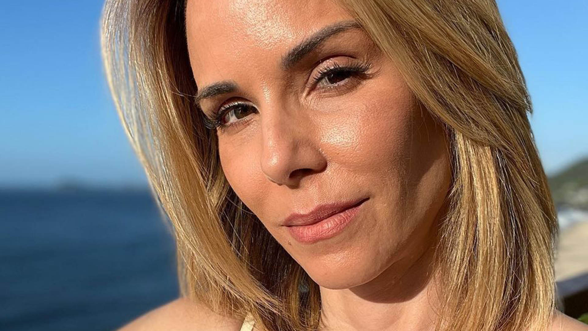 Ana Furtado surge deslumbrante em fotos de trabalho fora da Globo