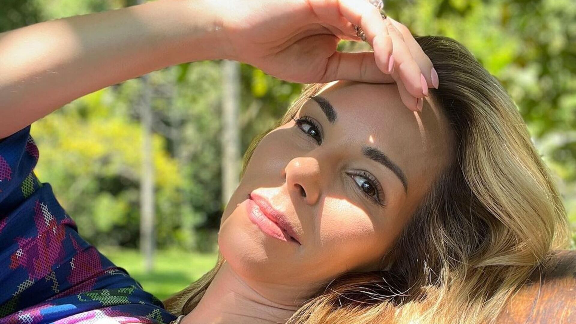 De biquíni sem alça, Ana Furtado surge plena tomando sol