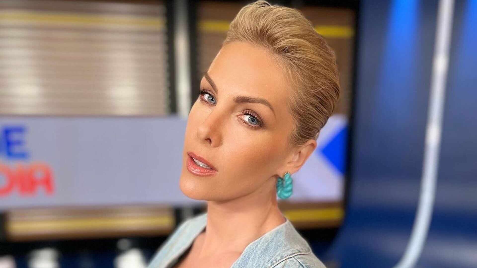 De roupa de banho diferente, Ana Hickmann surge deslumbrante no Jalapão