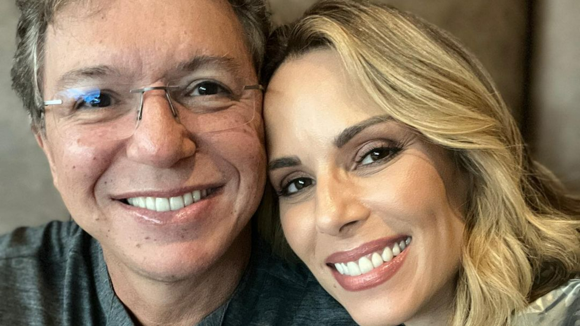 Ana Furtado e Boninho esbanjam gingado ao surgirem dançando juntos