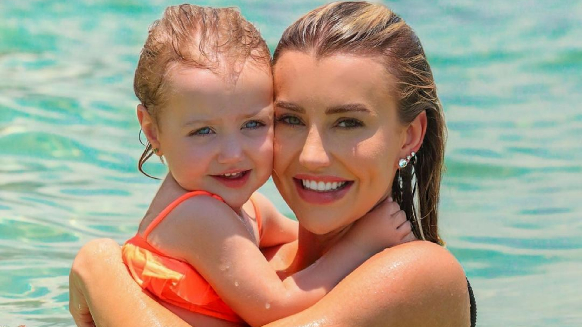 Filha de Ana Paula Siebert esbanja estilo ao usar look arrasador: ”Cheia de personalidade!”