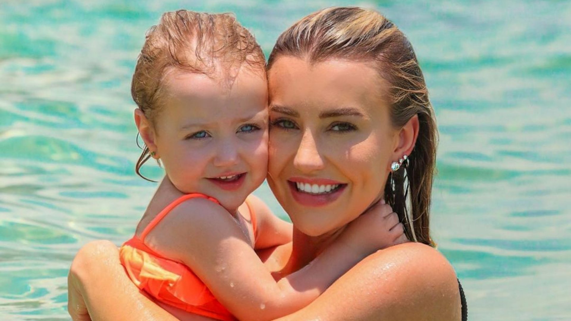 Ana Paula Siebert curte banho de piscina coladinha com a filha, Vicky: ”Momentos preciosos!”