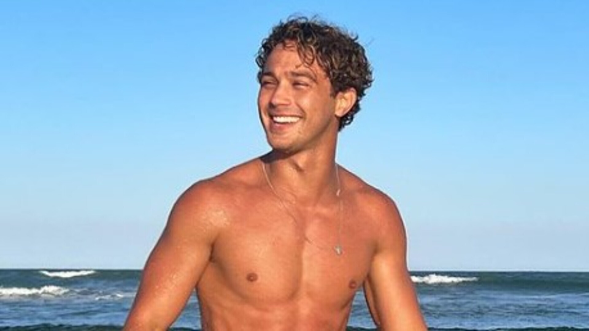 André Luiz Frambach aparece sorridente ao lado de atores de “Cara e Coragem”