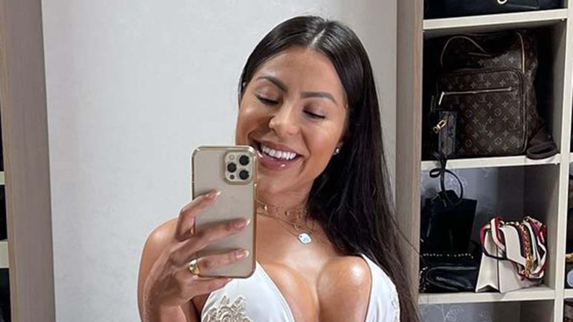 Esposa de Thammy Miranda exibe o corpo sequinho ao posar de biquíni branco