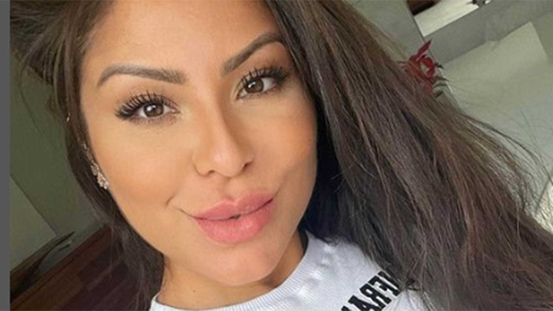 Esposa de Thammy Miranda arrasa ao usar decote poderoso em novo ensaio