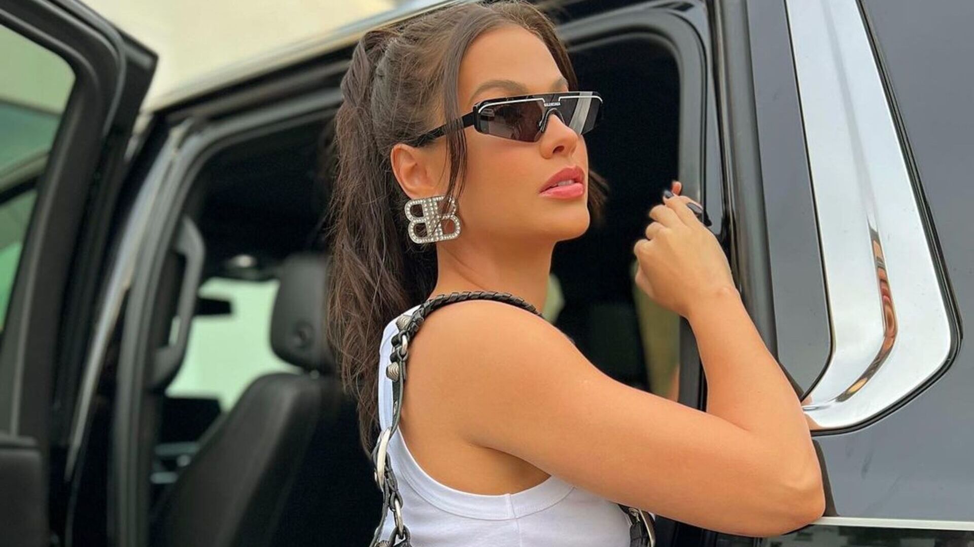 De shortinhos e regata, Andressa Suita surge arrasadora em carro de luxo