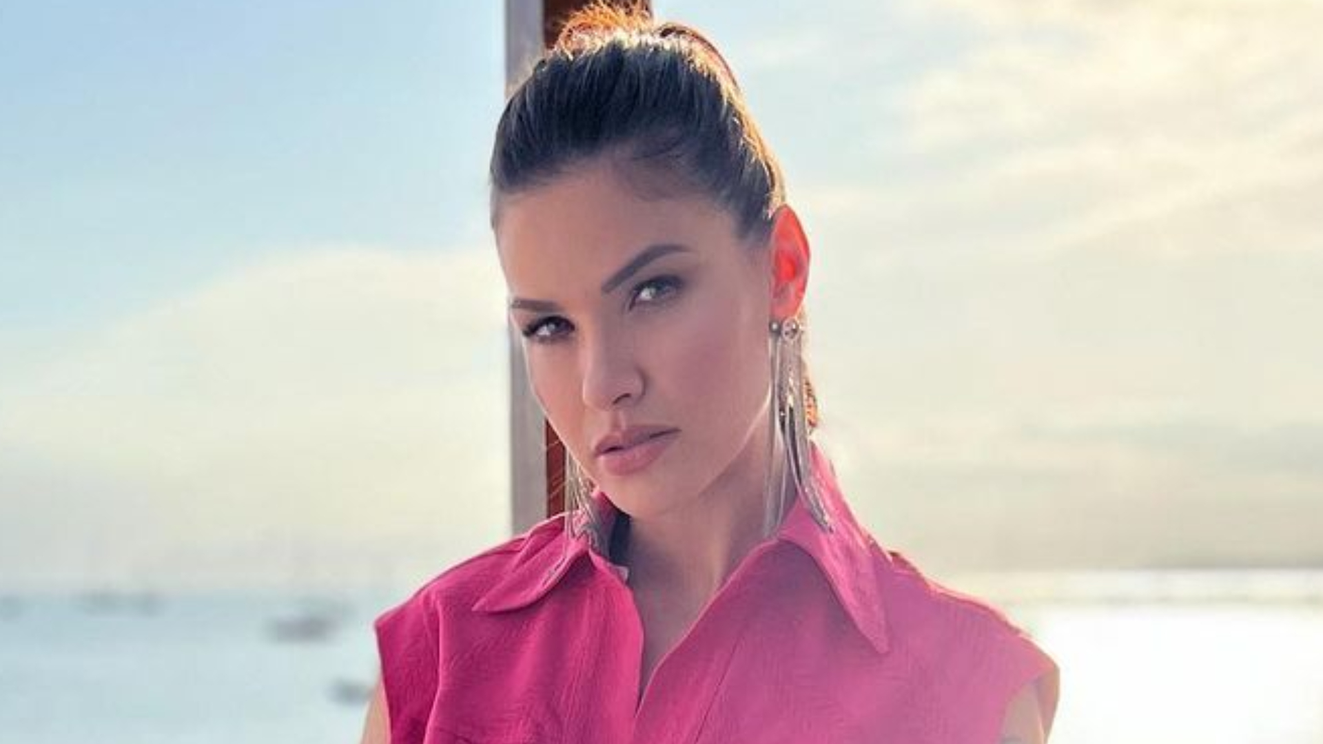 De maiô, Andressa Suita dá show de estilo ao lado dos filhos em parque