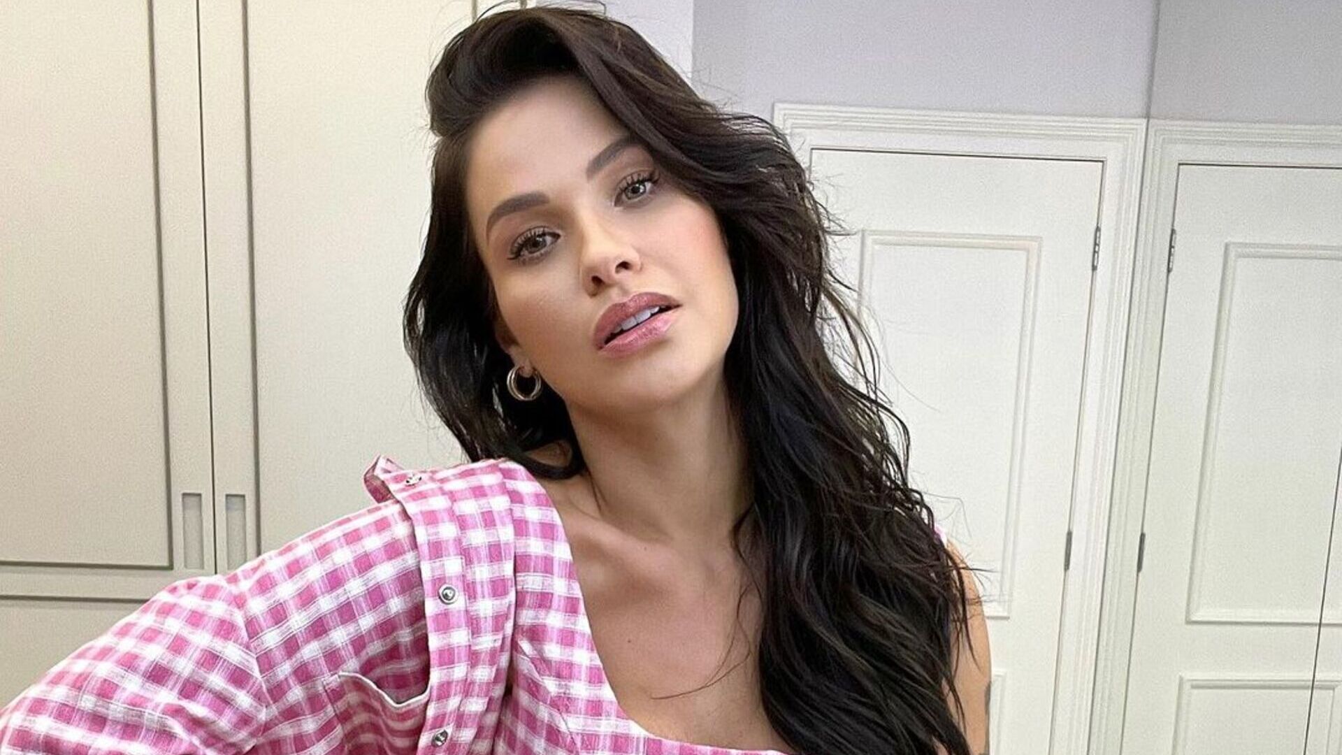 Andressa Suita esbanja estilo com os filhos em parque fora do Brasil