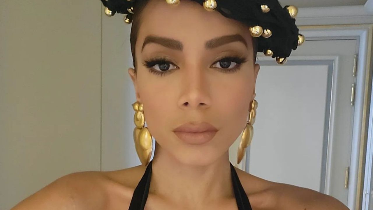 Em Paris, Anitta surge com look diferentão para desfile de moda: “Uma deusa”