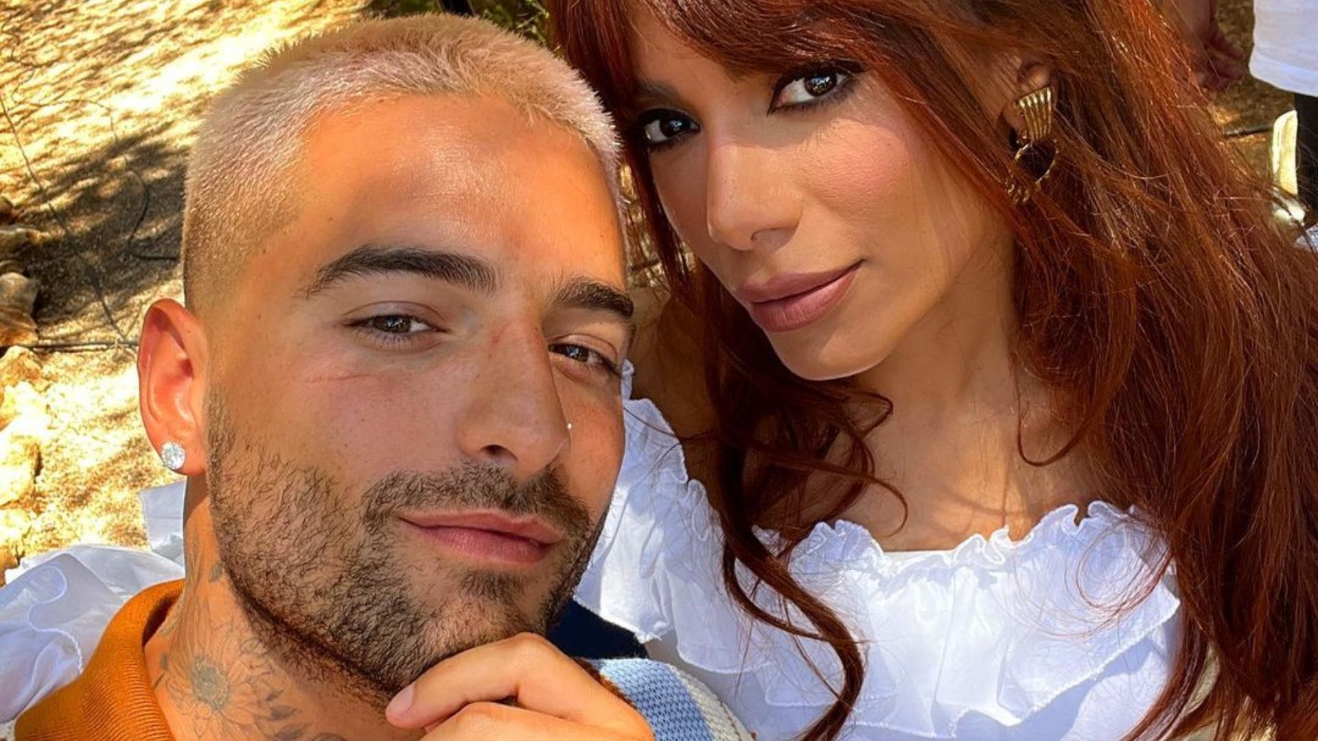 Anitta posa ao lado de Maluma na Espanha e cantor brinca: “Preciso de uma namorada do Brasil”
