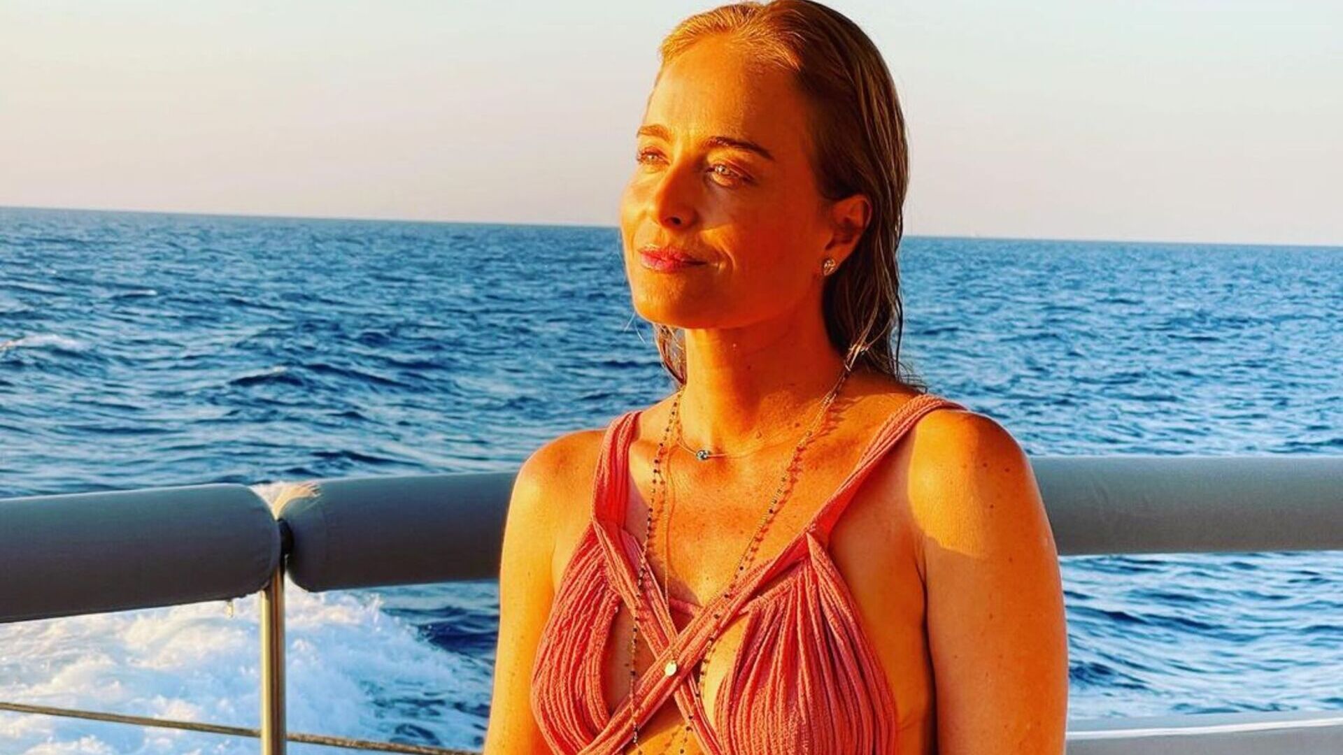De vestido aberto até o umbigo, Angélica surge deslumbrante em fotos com a filha