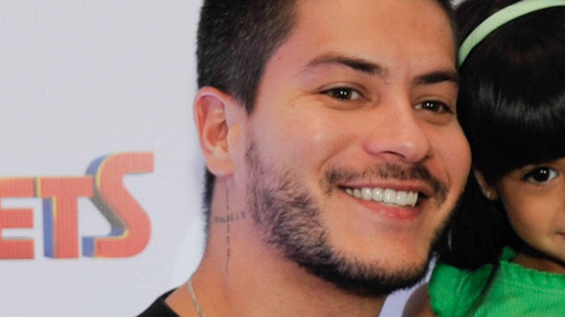 Filha de Arthur Aguiar rouba a cena em dia no cinema