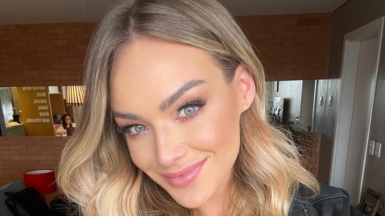 No Maranhão, ex-BBB Bárbara Heck esbanja beleza em fotos de biquíni