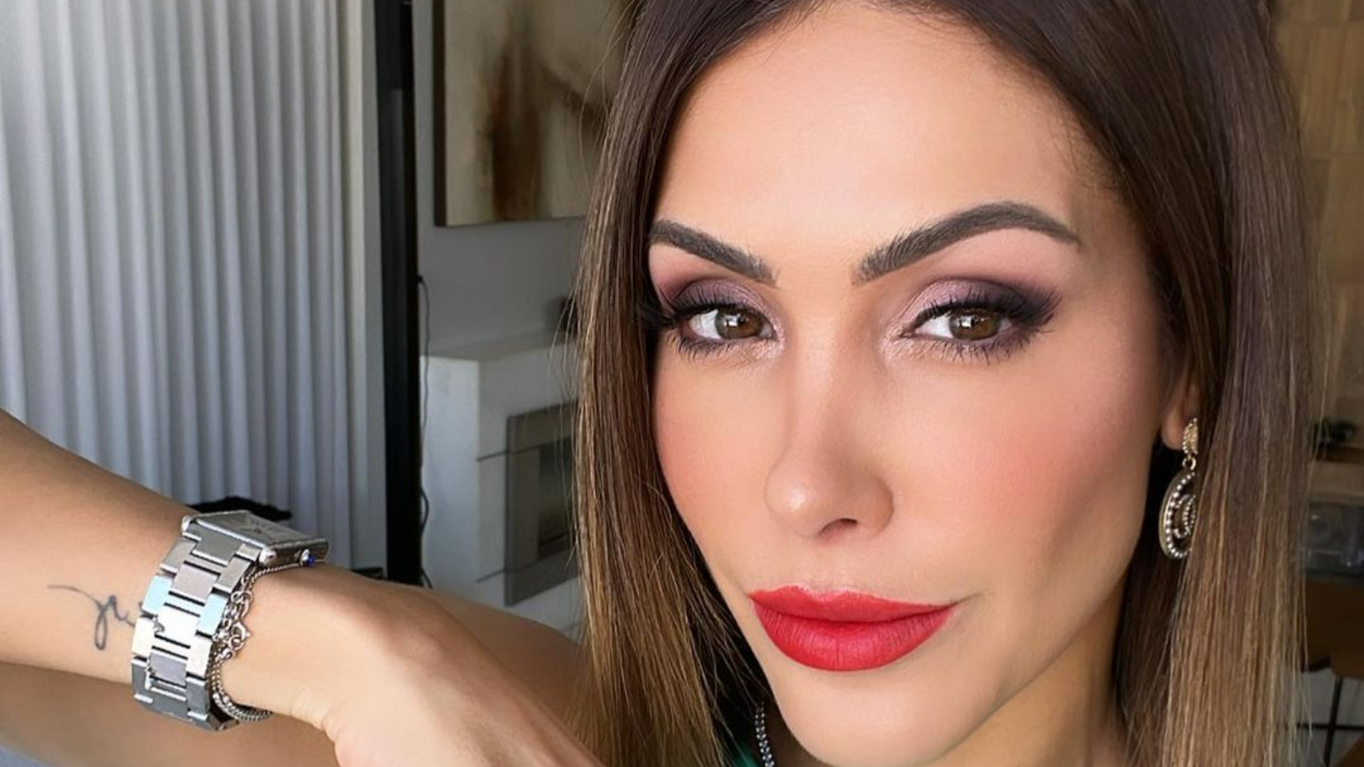 Bella Falconi arranca elogios da web ao esbanjar corpão usando biquíni estiloso: ”Gata demais!”