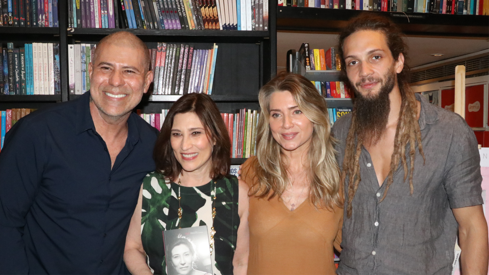 Beth Goulart recebe famosos em lançamento de livro que estava escrevendo com a mãe, Nicette Bruno