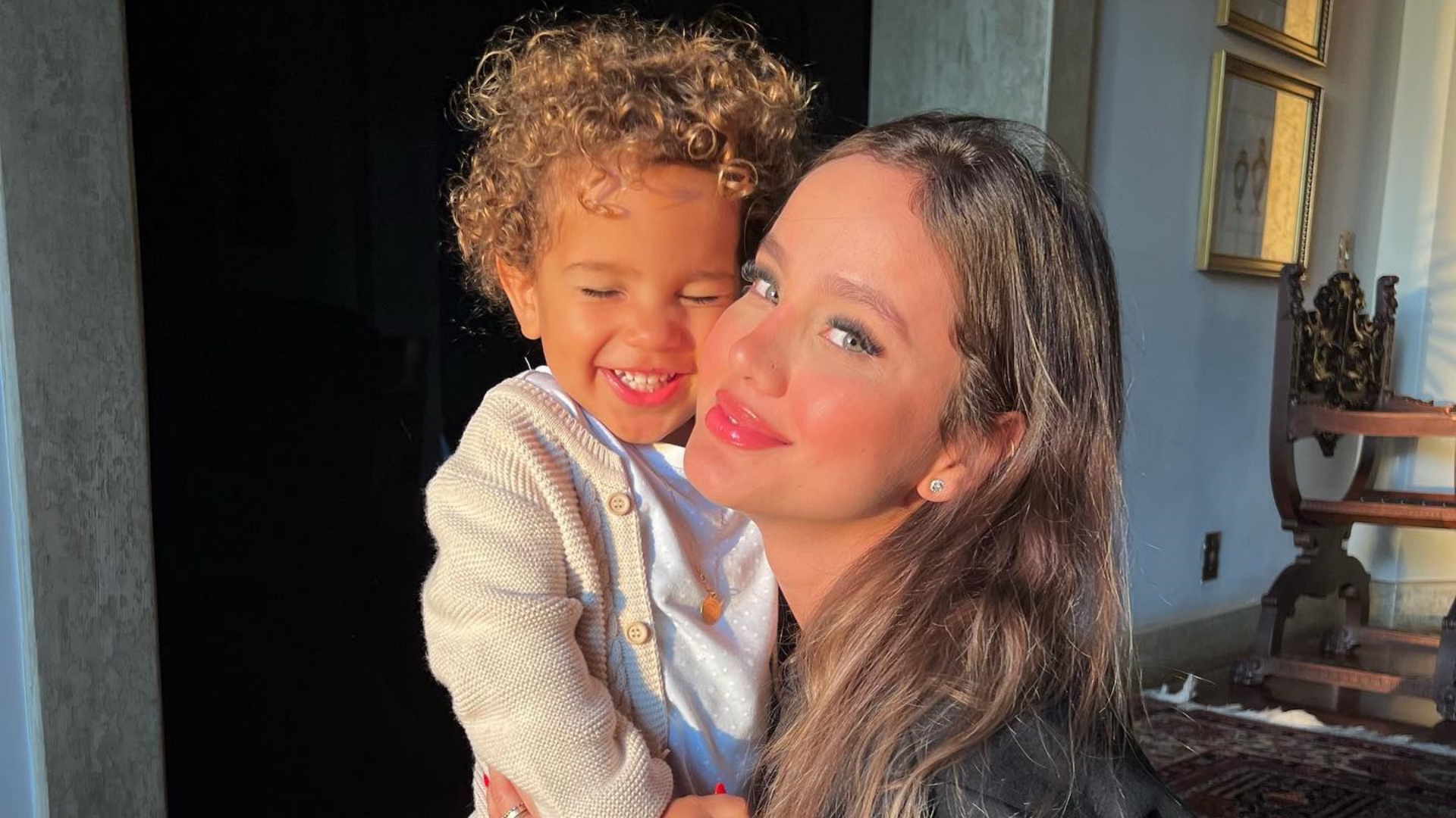 Biah Rodrigues encanta ao surgir agarradinha com o filho, Theo: “Sapequinha da mamãe”