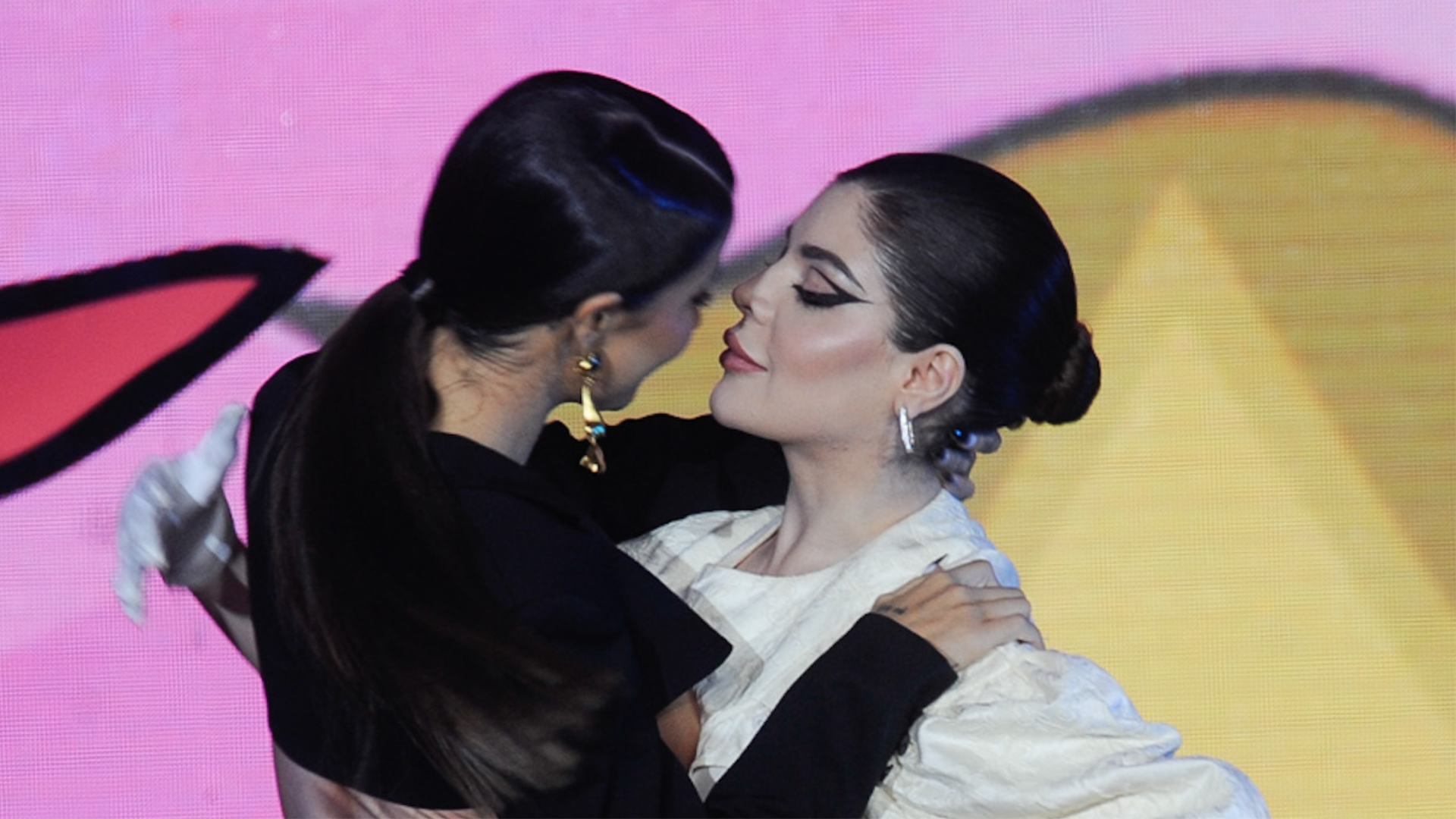 Bianca Andrade e GKay dão beijão no palco do MTV MIAW 2022