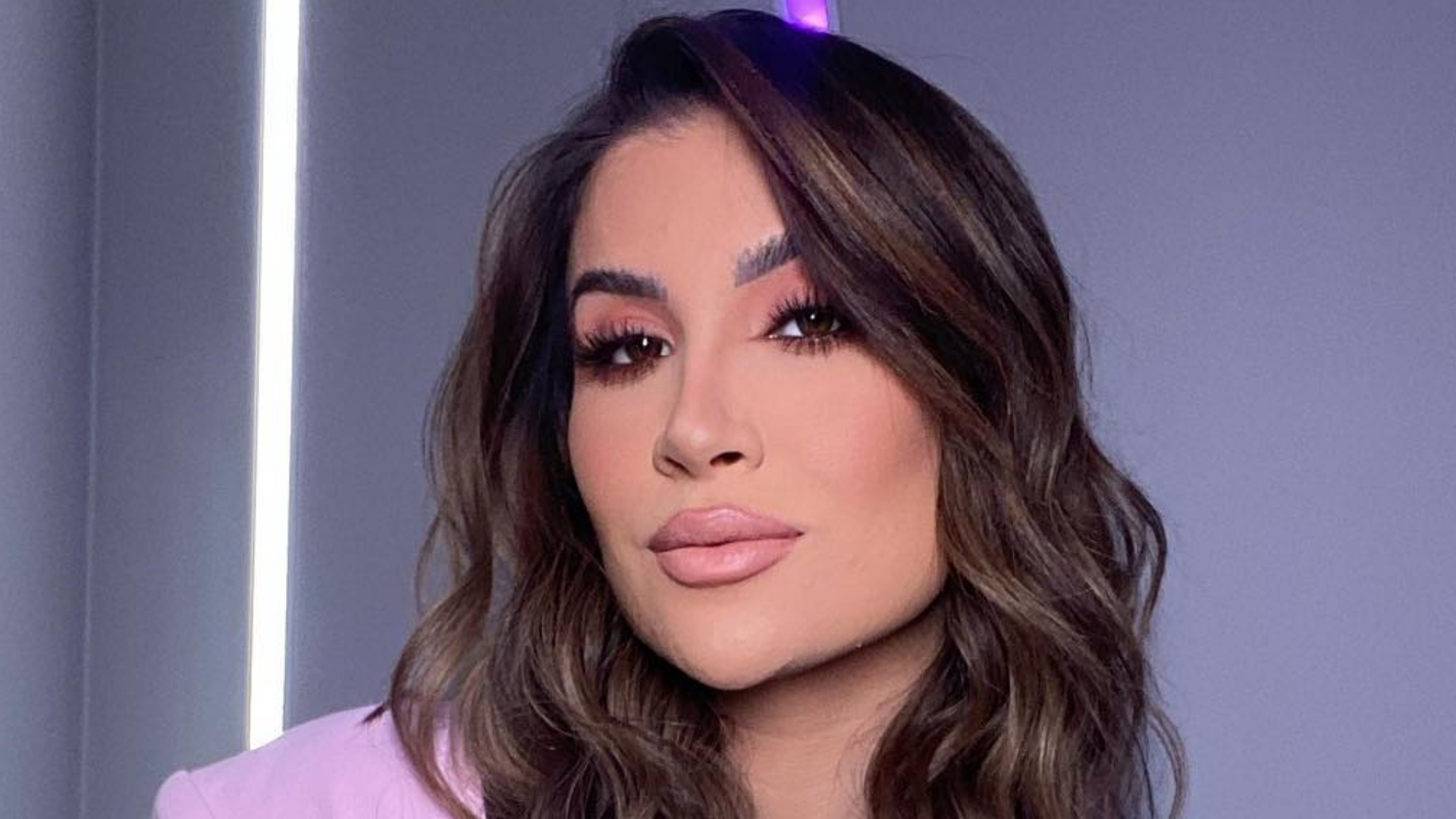 Bianca Andrade ostenta corpão ao postar fotos de biquíni fio dental em Noronha