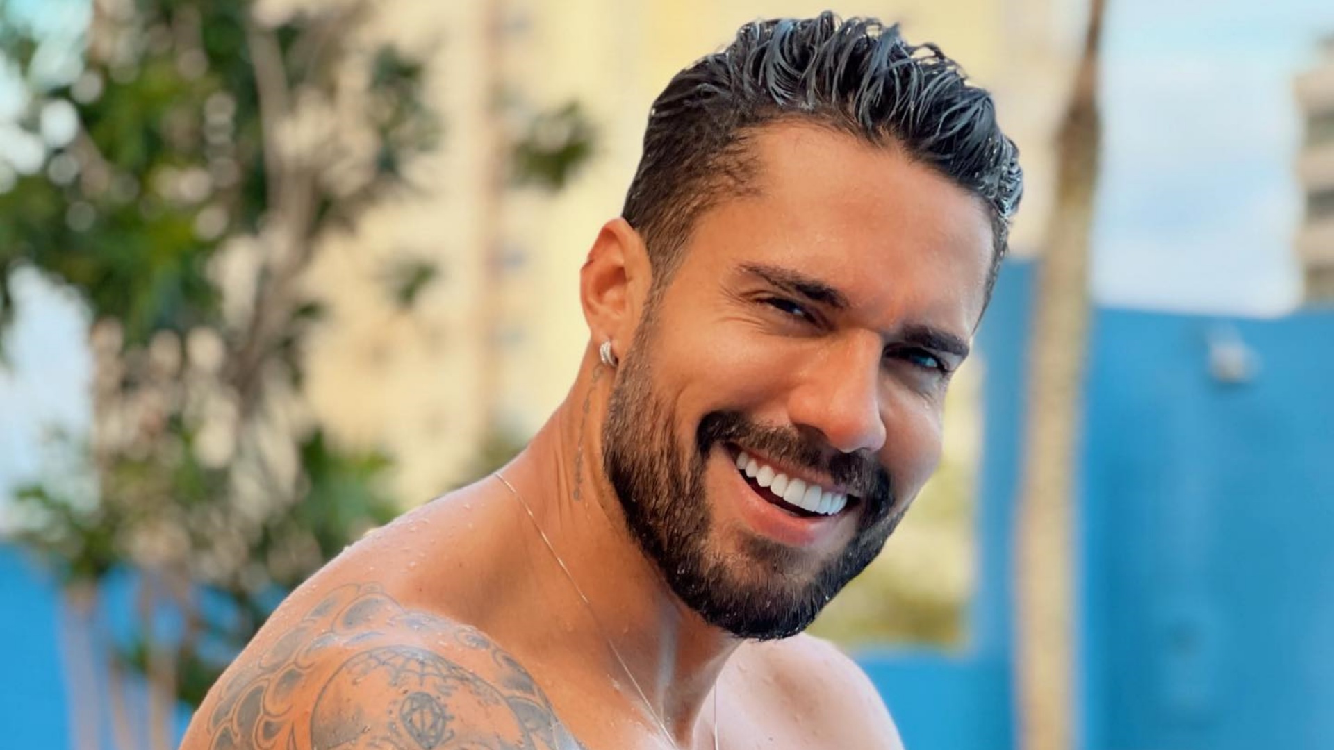 Ex-BBB Bil Araújo arranca elogios ao surgir sem camisa na piscina