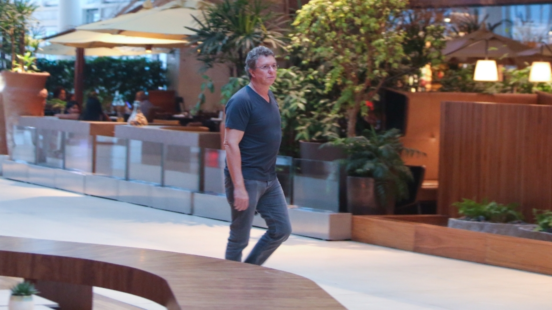 Boninho passeia no shopping ao lado de Ana Furtado e a filha Bella
