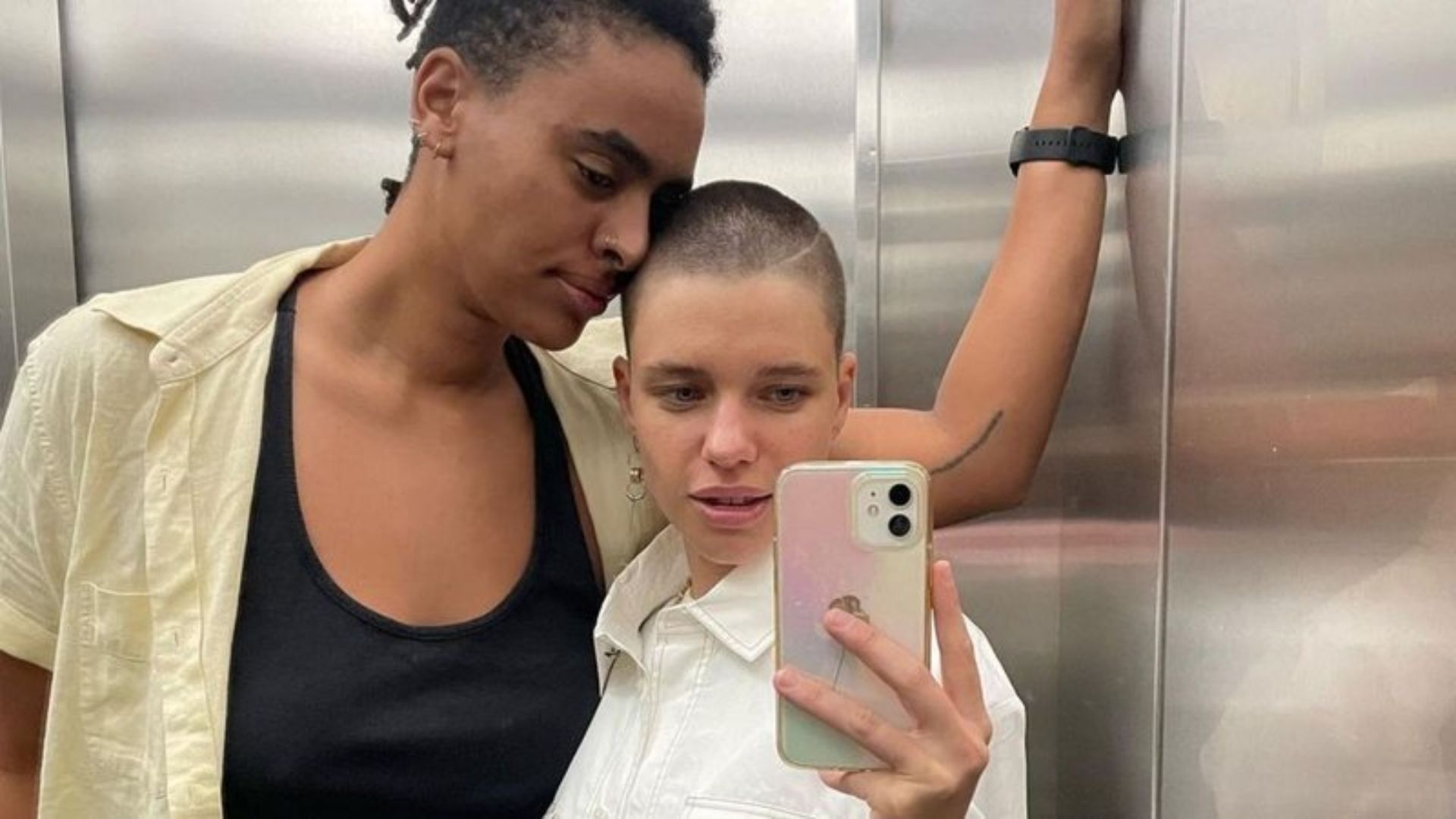 Em Paris, Bruna Linzmeyer surge coladinha com a namorada, Marta, em foto