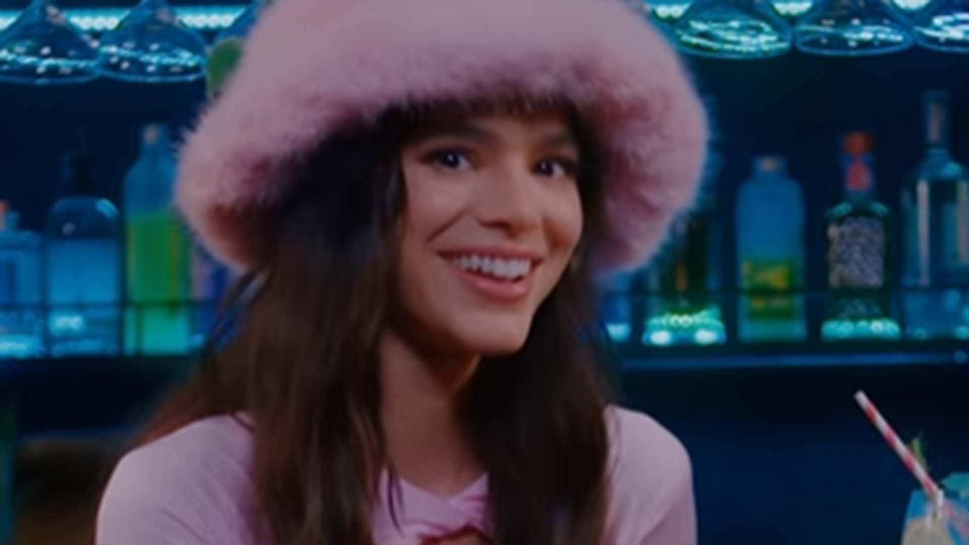 Bruna Marquezine esbanja sensualidade ao usar vestido justíssimo