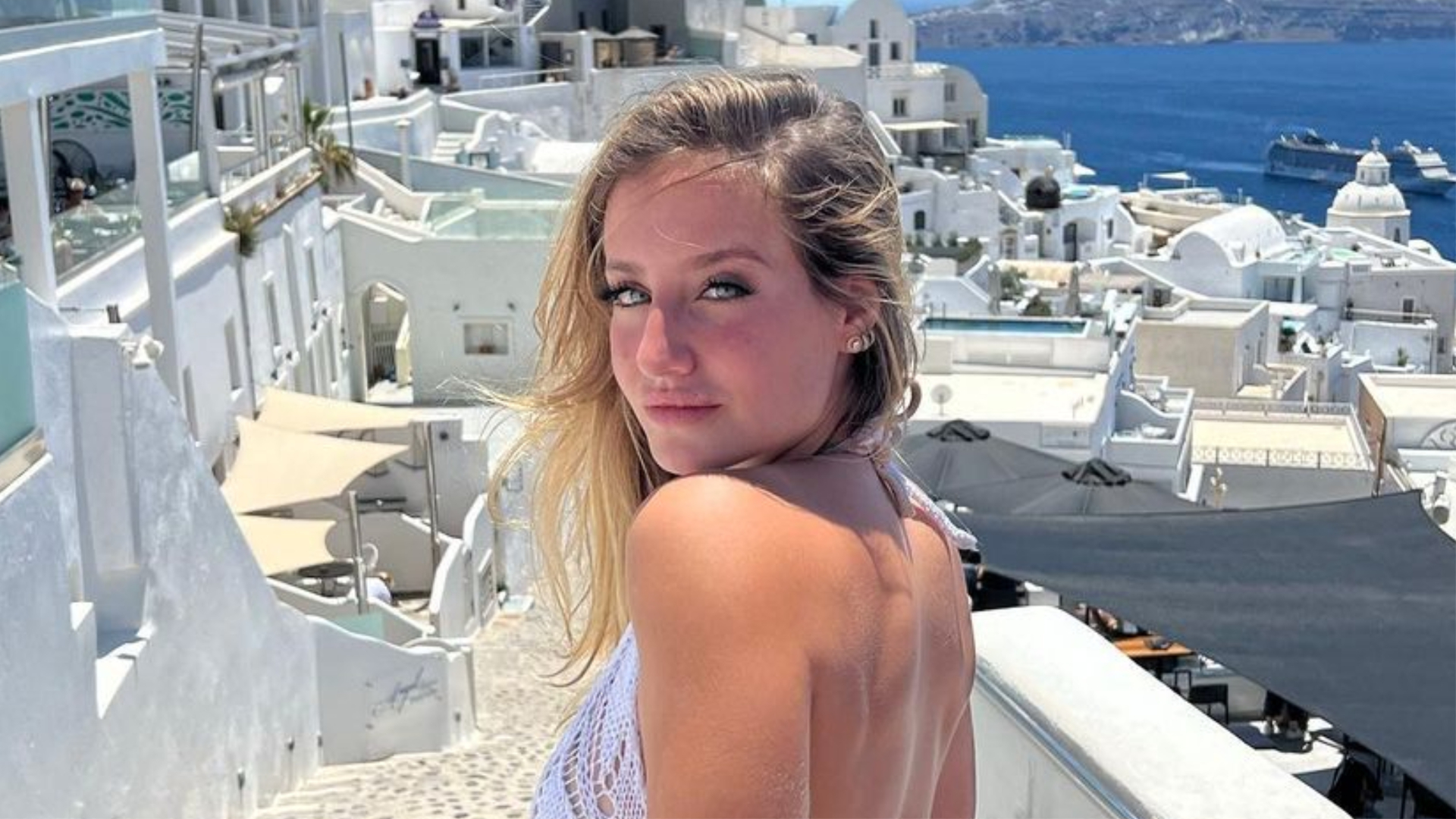 Bruna Griphao ostenta corpão ao posar de costas em Mykonos e agita a web: ”Deusa grega”