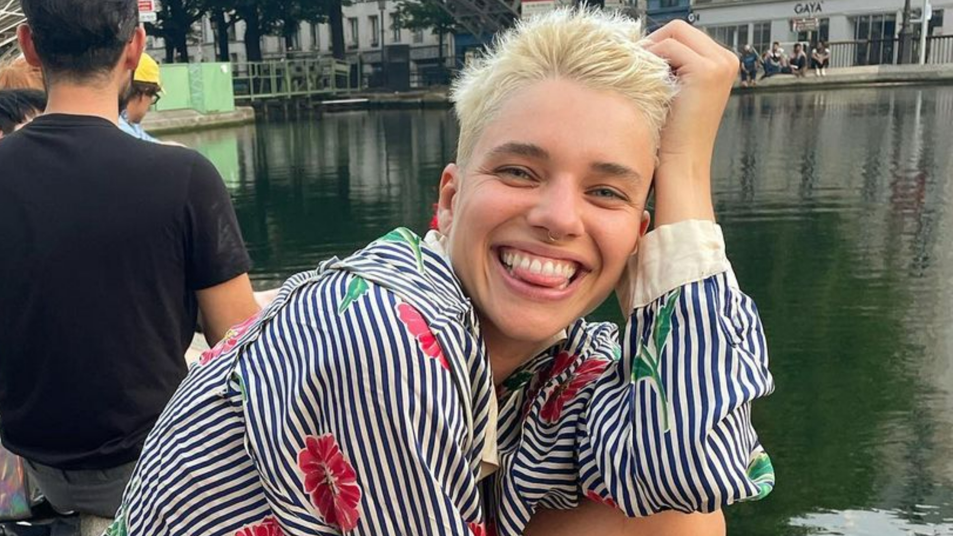Na França, Bruna Linzmeyer curte passeio com amigos no Canal Saint-Martin