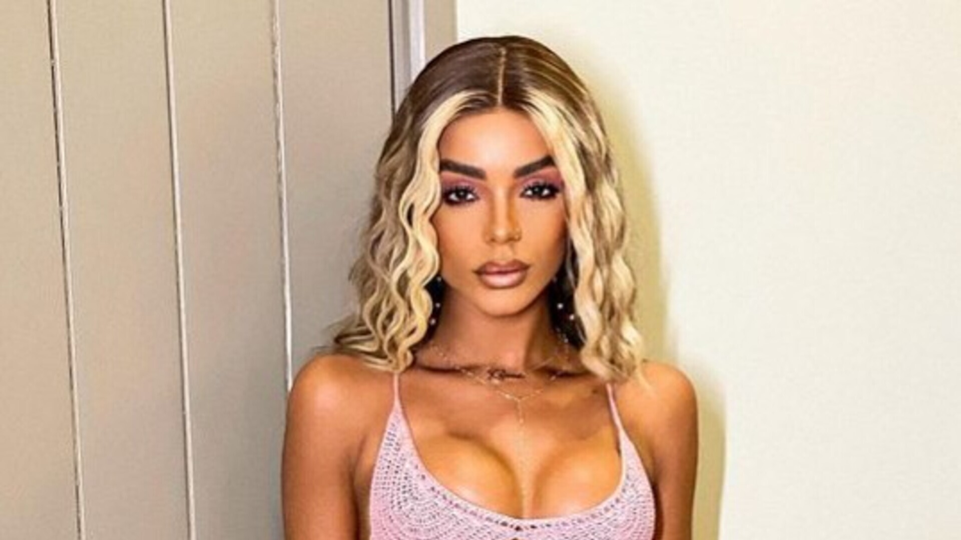 Brunna Gonçalves escolhe look todo preto para participar do “Que História É Essa Porchat?”