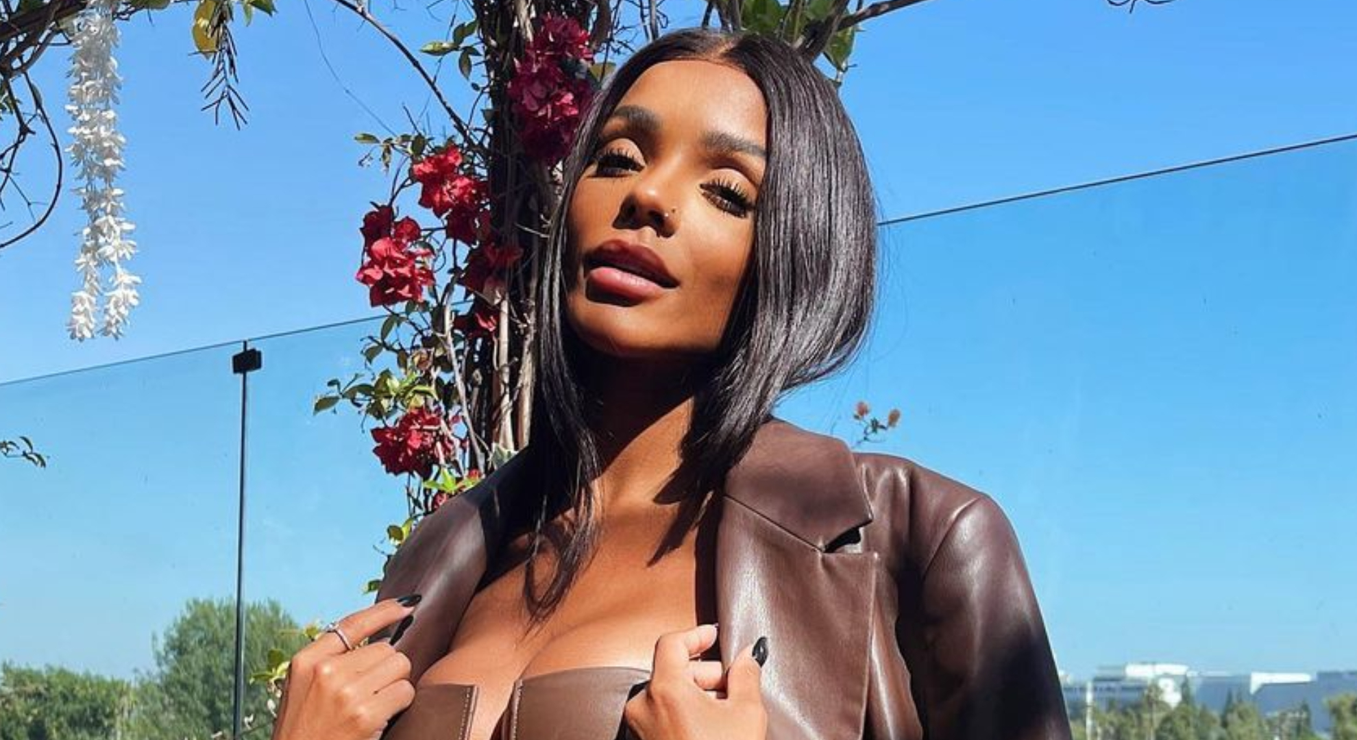 De top, Brunna Gonçalves ostenta abdômen trincado em foto no espelho