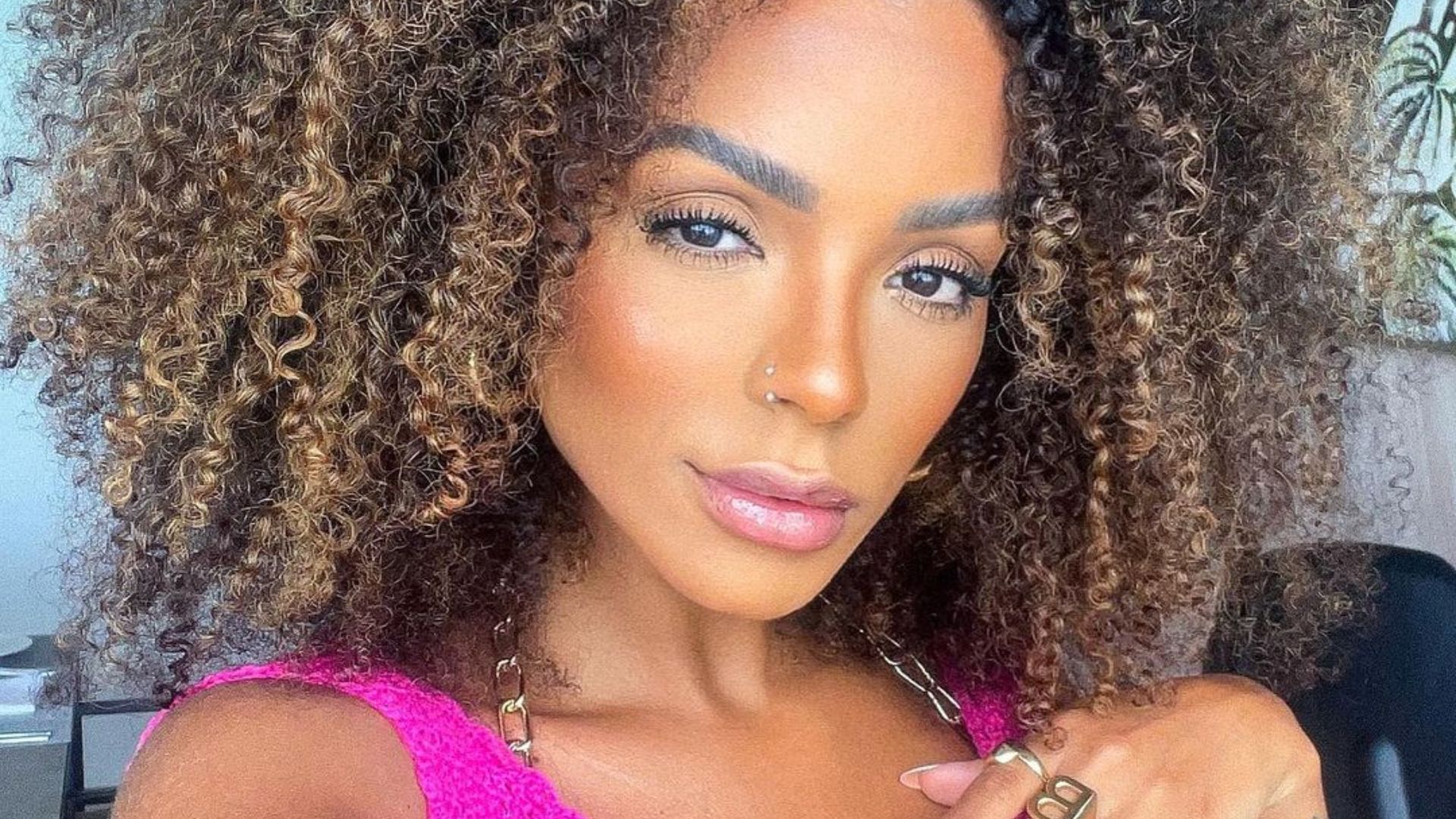 De roupão, ex-BBB Brunna Gonçalves esbanja beleza em foto preto e branco: “Perfeita”