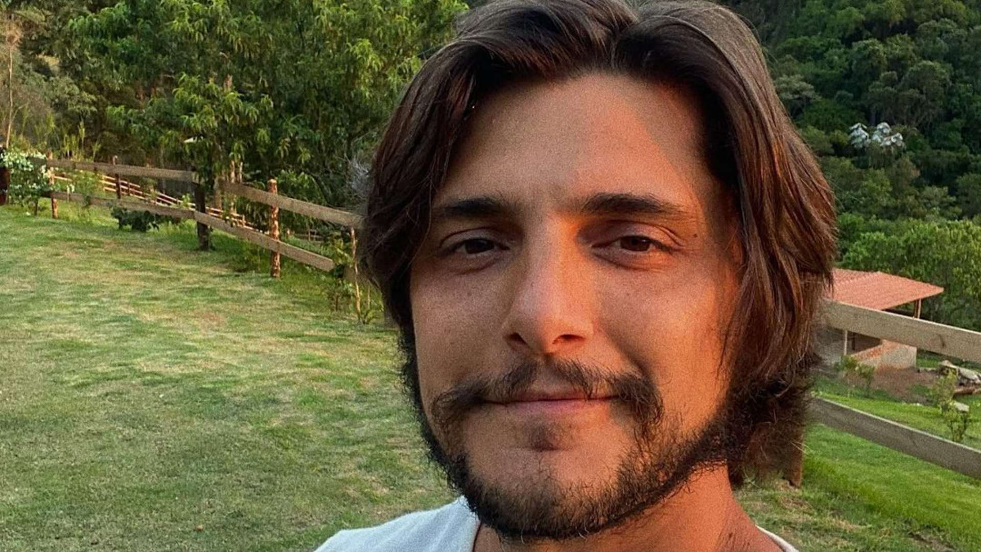 Bruno Gissoni surge coladinho com sua família durante passeio em parque