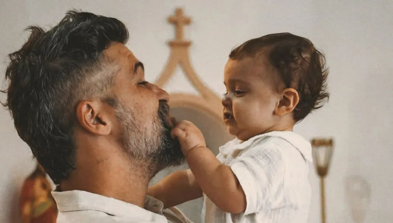 Bruno Gagliasso celebra batizado do afilhado, João Pedro: ”Um dia muito especial”