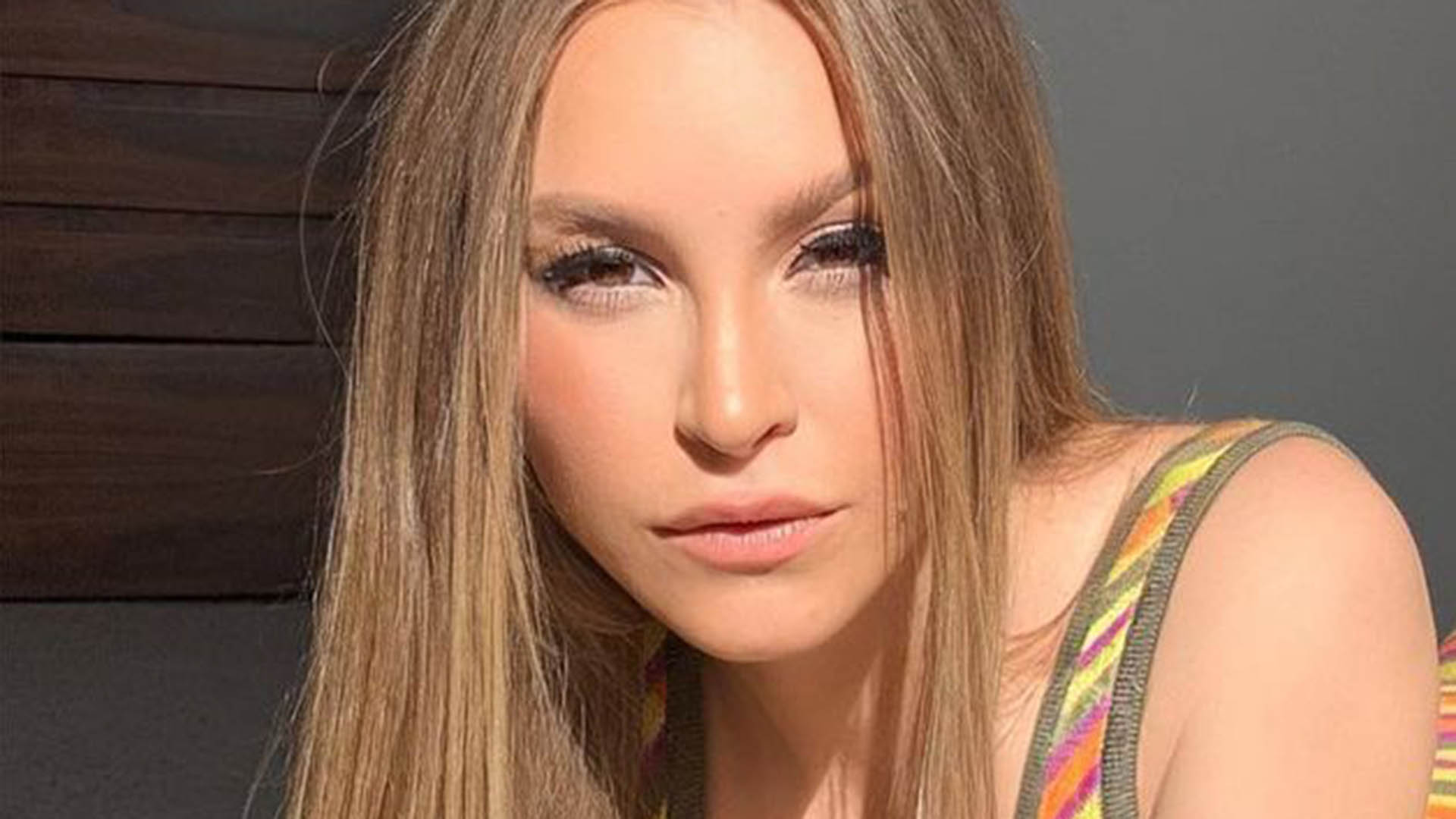 Carla Diaz esbanja beleza ao usar look justo em novas fotos