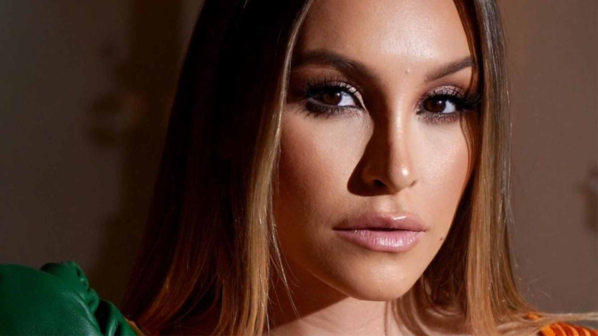 Carla Diaz surge estilosa com look laranja e verde, e o namorado baba: ”Amo misturar eu e você”