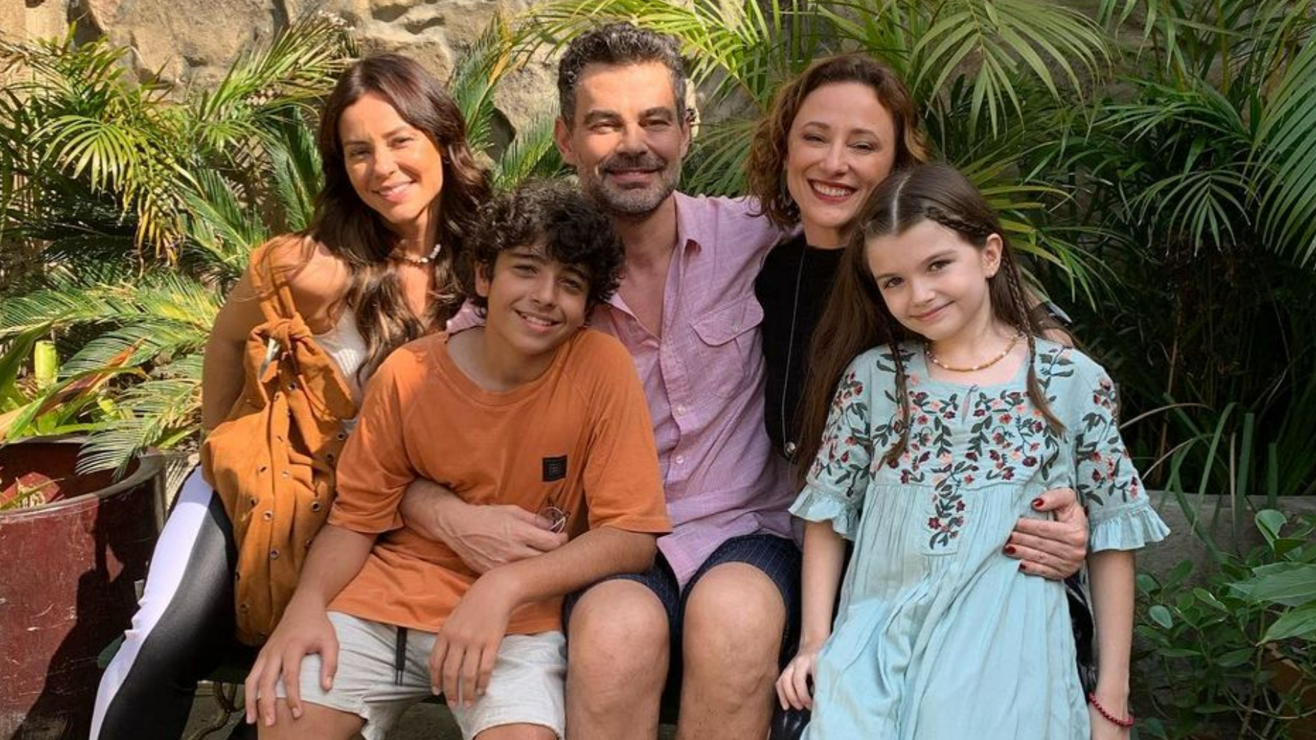 Carmo Dalla Vecchia surge coladinho com sua família da ficção de Cara e Coragem