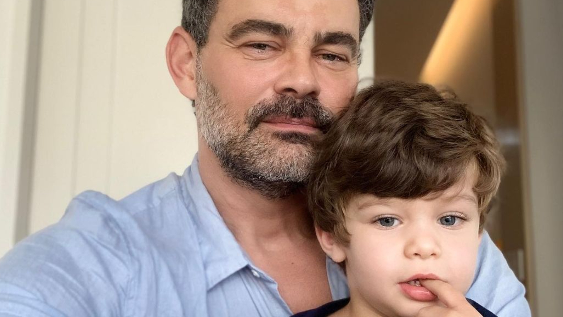 Filho de Carmo Dalla Vecchia esbanja fofura ao ‘roubar’ mamão do pai