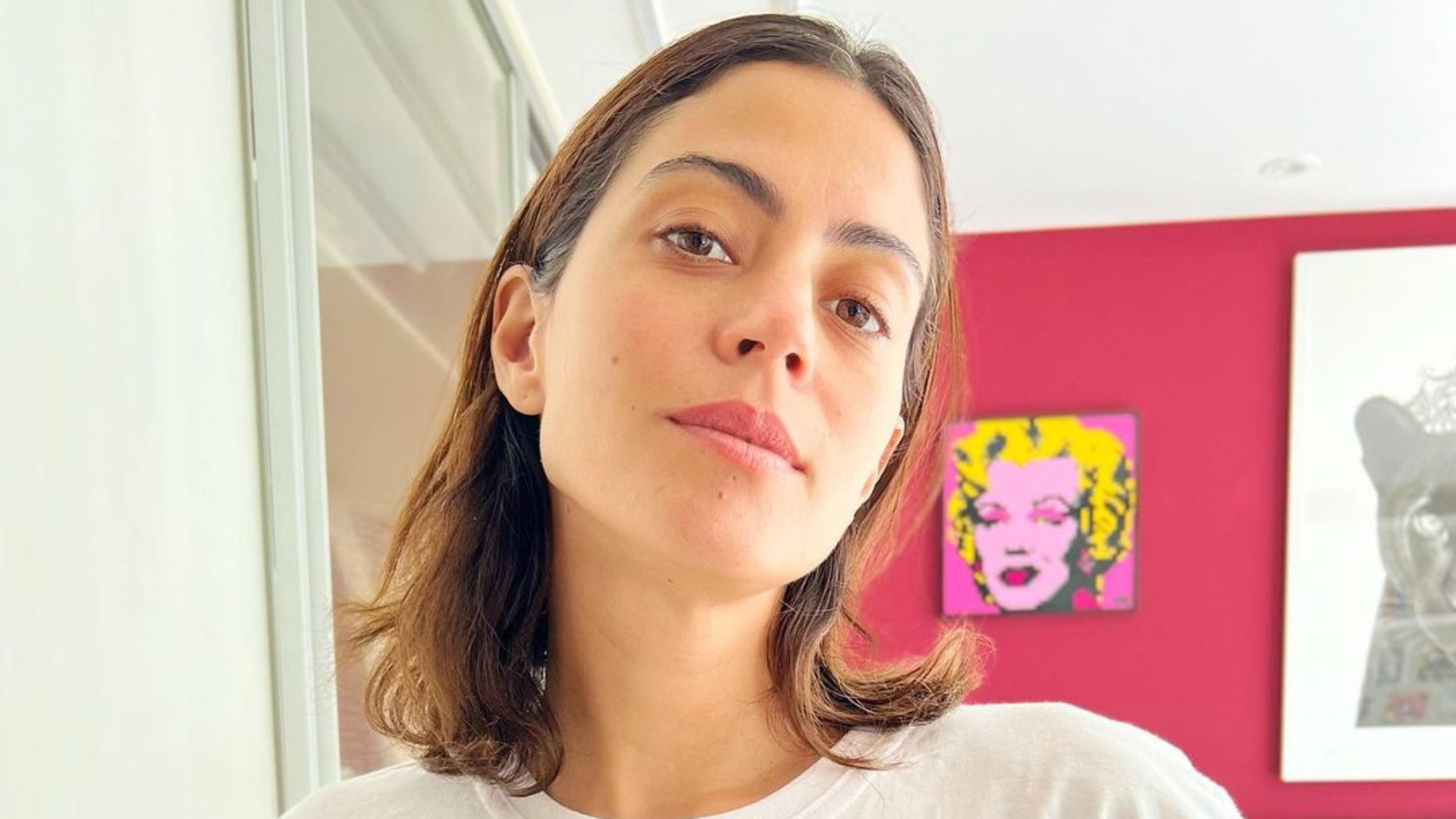 De biquíni sem alça, Carol Castro aproveita dia de folga para renovar o bronzeado