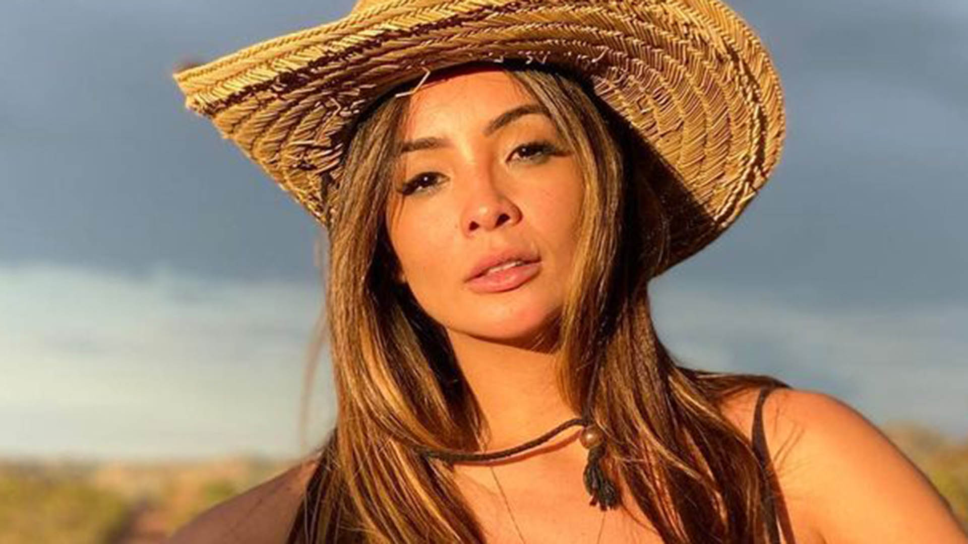 De biquíni, Carol Nakamura exibe tatuagem no quadril