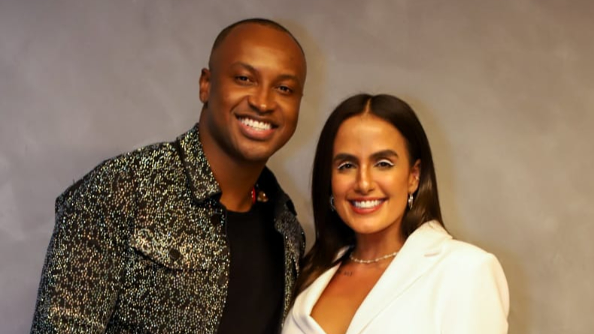 Com look recortado, Carol Peixinho prestigia Thiaguinho em show no Rio
