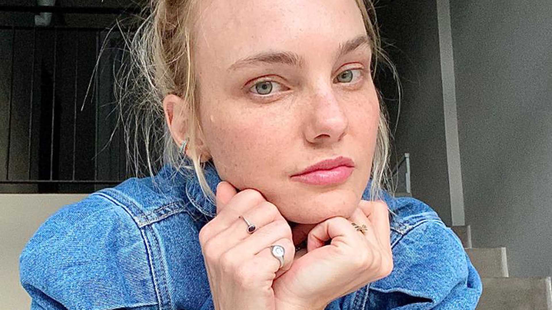 Carol Trentini passa seu aniversário na passarela de desfile de alta-costura