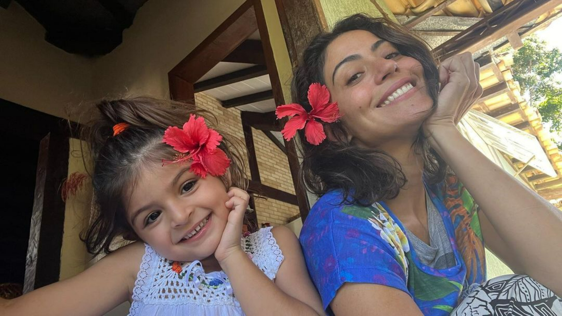 Carol Castro surge coladinha a filha em clique encantador: ”Lindezas!”