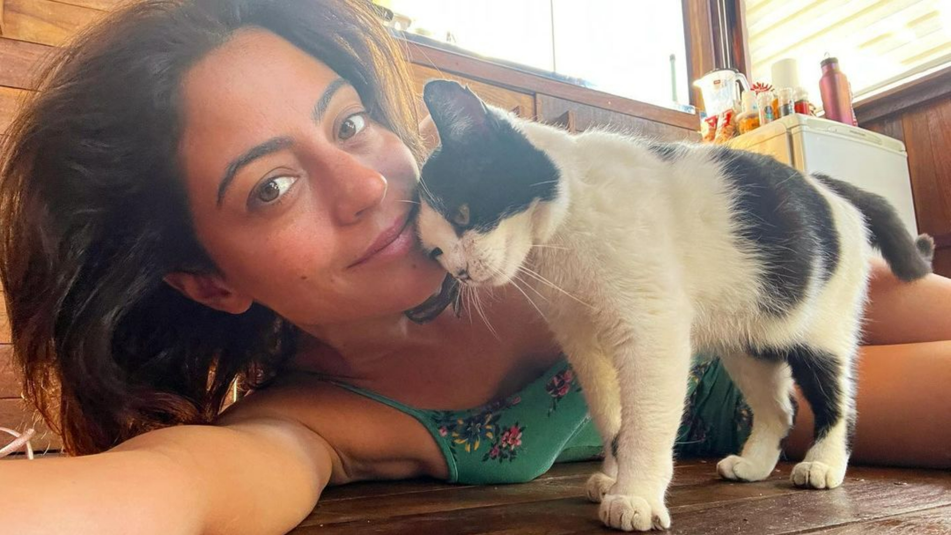 Carol Castro divide momento carinhoso com sua gatinha: ”É muito amor!”